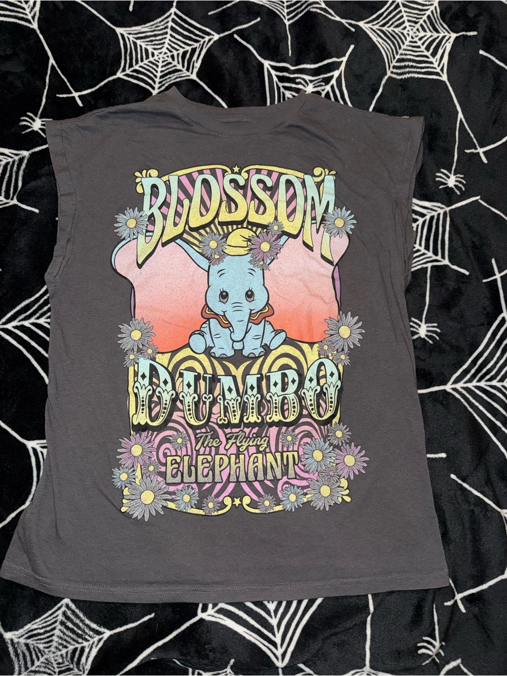 Disney Blossom Dumbo the flying elephant cutie graphic surrounded by flowers >.<